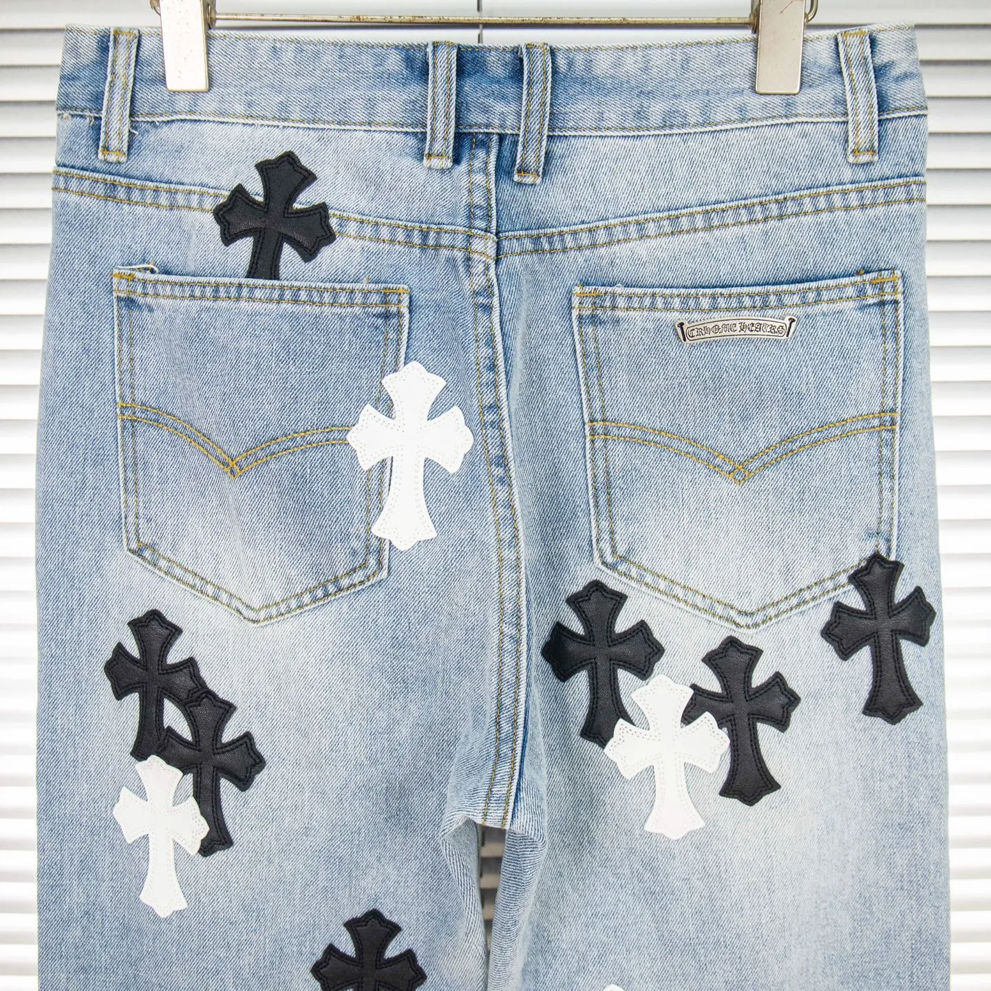 P240 Chrome Hearts light blue, black and white multi-quick leather couple jeans are a hot item this season and are sought after by countless celebrities and fashionistas. The neat details of the cutting process add color to the playful fashion! The neat and meticulous design, and the well-fitting structure is unique. The upper body not only has outstanding recognition, but also looks younger and younger. A style with the ultimate wearing meaning and performance, gorgeous color matching, and the craftsmanship of this style is also extremely extraordinary. After the finished product is washed, it is disassembled and hand-made with sheepskin cross leather and then spliced ​​together to complete. The whole piece has too many craftsmanship to describe. It is decorated with patchwork cross flowers and high-waisted washed jeans! ! Absolutely high-end luxury product, a god-level single product, a super popular product, made by top heavy industry, a magic weapon that cannot be missed. Style number: 1830# Size: 28 30 32 34 36 Color: light blue